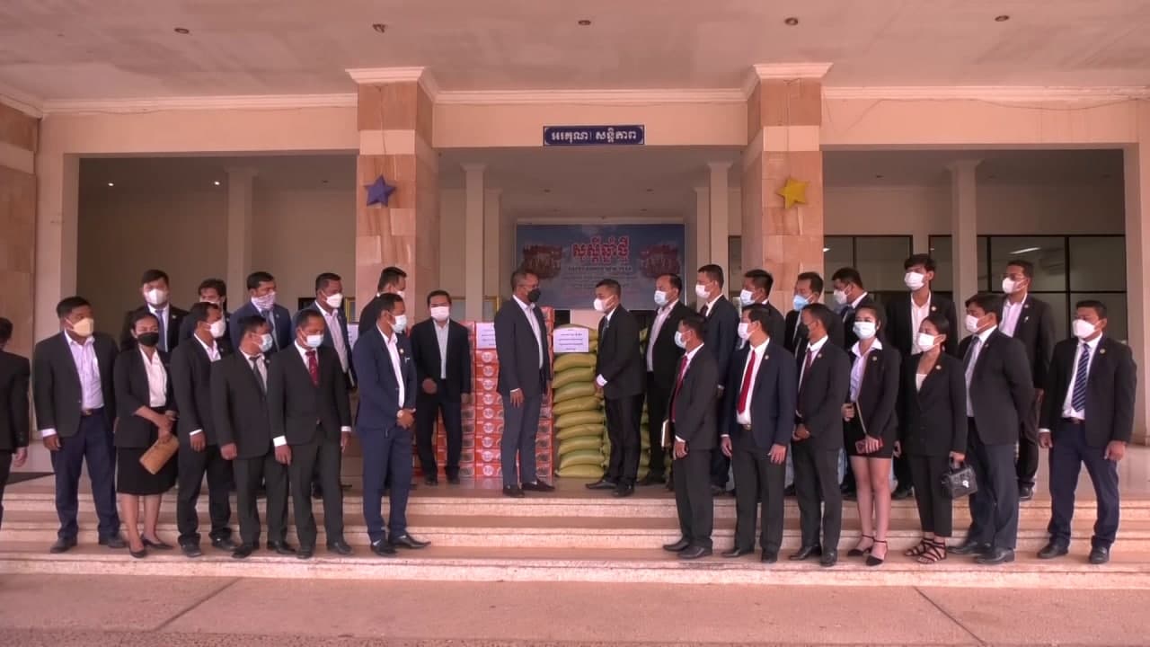 រដ្ឋបាលខេត្តសៀមរាប បានទទួលអំណោយពីសមាគមសហព័ន្ធអភិវឌ្ឍន៍ដីធ្លី និងសំណង់កម្ពុជា ដើម្បីបន្តប្រយុទ្ធប្រឆាំងនឹងជំងឺកូវិដ-១៩ និងជួយជនរងគ្រោះ ក្នុងភូមិសាស្ត្រ ខេត្តសៀមរាប !