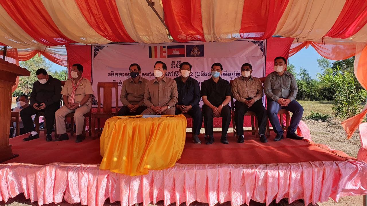 ក្រុមការងាររាជរដ្ឋាភិបាលចុះមូលដ្ឋានខេត្តសៀមរាប បើកការដ្ឋានជួសជុលផ្លូវកៅស៊ូ2SR2 ប្រវែង៨,៥គ.មពីឃុំលាងដៃដល់ឃុំពាក់ស្នែងស្រុកអង្គរធំខេត្តសៀមរាប