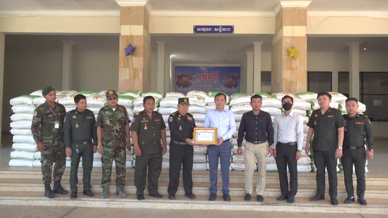 រដ្ឋបាលខេត្តសៀមរាប ទទួលអង្ករ២០តោន អំណោយឯកឧត្តម នាយឧត្តមសេនីយ៍កិត្តិបណ្ឌិត ហ៊ីង ប៊ុនហៀង