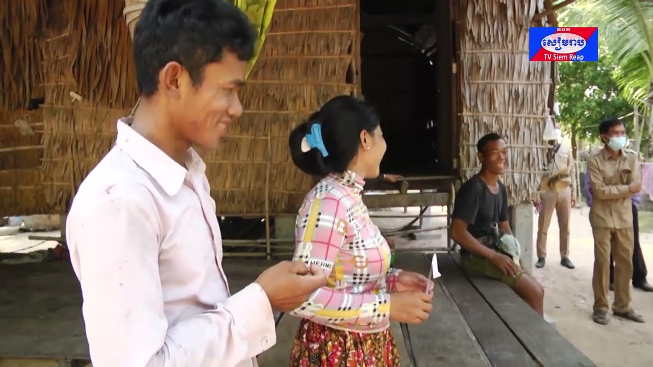 មន្ដ្រីជាន់ខ្ពស់រដ្ឋាភិបាល ចុះពិនិត្យនិងវាយតម្លៃការផ្តល់ប័ណ្ណសមធម៌ ដល់ពលរដ្ឋក្រីក្រនៅស្រុកបន្ទាយស្រី ខេត្តសៀមរាប