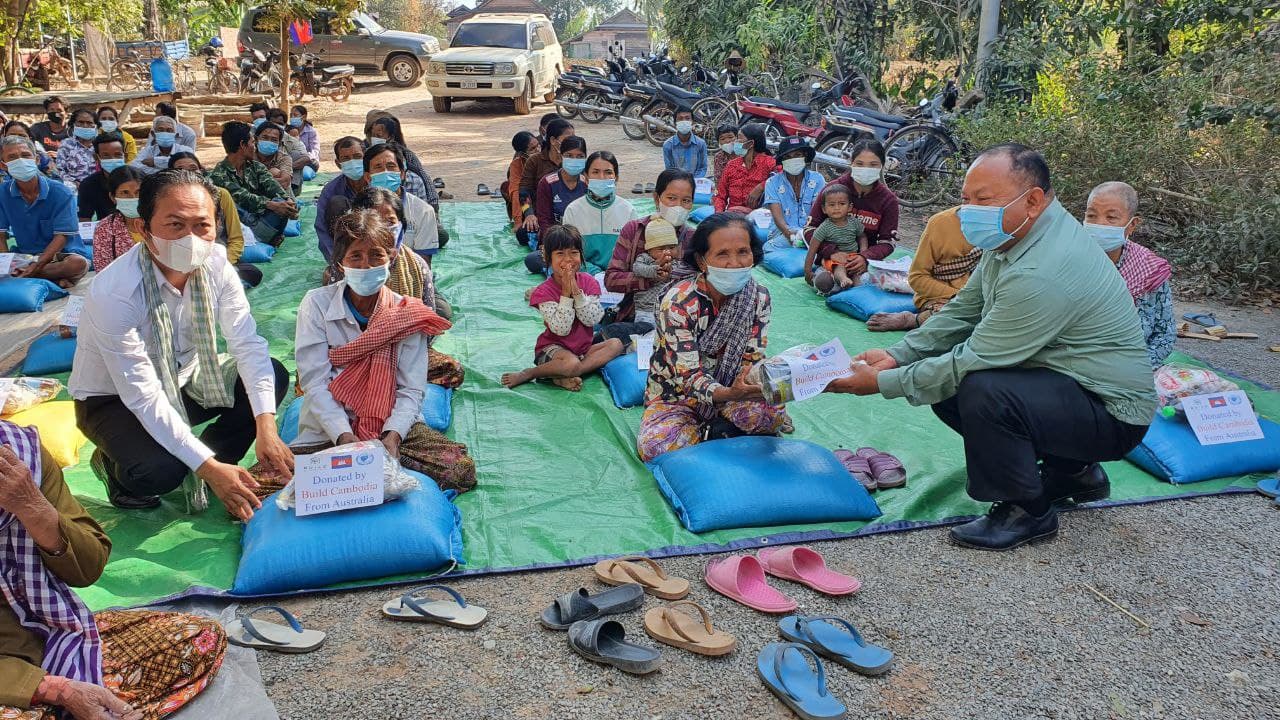 ពលរដ្ឋជាង១០០គ្រួសារក្នុងស្រុកអង្គរធំ ខេត្ដសៀមរាប បានទទួលអំណោយពីអង្គការសមាគមរួបរួមគ្នាប្រឆាំងភាពក្រីក្រ