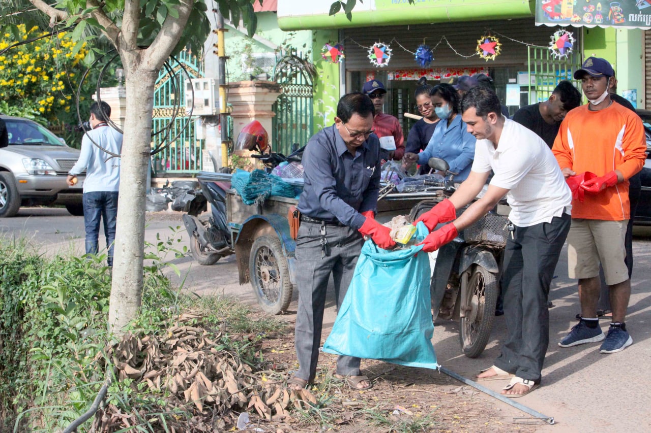 ក្រុមការងារយុវជនសង្កាត់សៀមរាប សហការជាមួយអាជ្ញាធរនិងប្រជាពលរដ្ឋ រួមគ្នាកាប់ឆ្ការព្រៃ និងកាយមុខទឹក នៅមុខវត្តអធ្វា