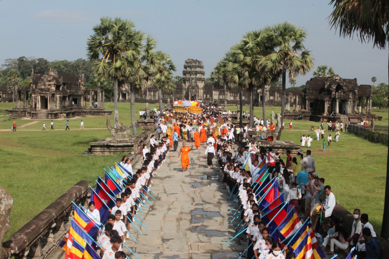 វត្តអង្គរខាងជើង ប្រារព្ឋពីធីដង្ហែបុណ្យពិសាបូជា ជុំវិញបរិវេនប្រាសាទអង្គរវត្ត