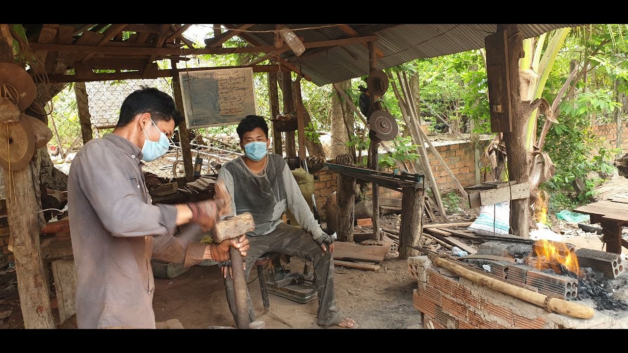 ទោះបីជាមនុស្សសម័យថ្មី មិនសូវគាំទ្រតែយុវជនម្នាក់ស្រុកអង្គរ នៅតែបន្តរៀនជំនាញផលិតសាស្ត្រាវុធបុរាណខ្មែរ បន្តវេនពីជីតា