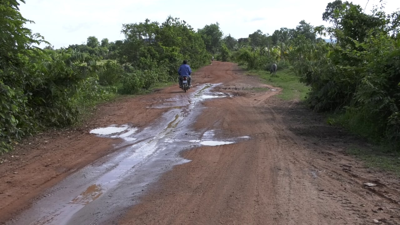 ក្រុមការងាររាជរដ្ឋាភិបាលចុះមូលដ្ឋានឃុំពាក់ស្នែង ស្រុកអង្គរធំ ខេត្តសៀមរាប បើកការដ្ឋានជួសជុលផ្លូវគ្រួសដីក្រហមប្រវែង ១៤គ.ម