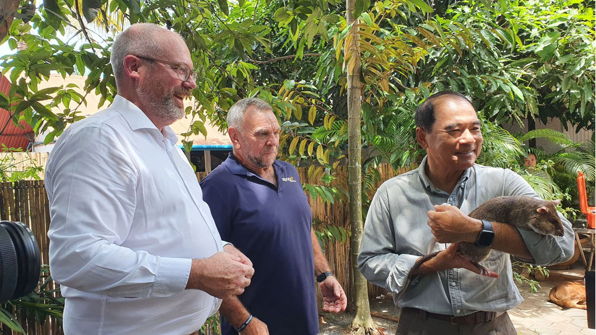 ព្រឹទ្ធសមាជិករបស់អូស្ត្រាលី ទៅទស្សនកិច្ចនៅអង្គការបង្វឹកសត្វកណ្តុររាវរកមីន ក្នុងខេត្តសៀមរាប