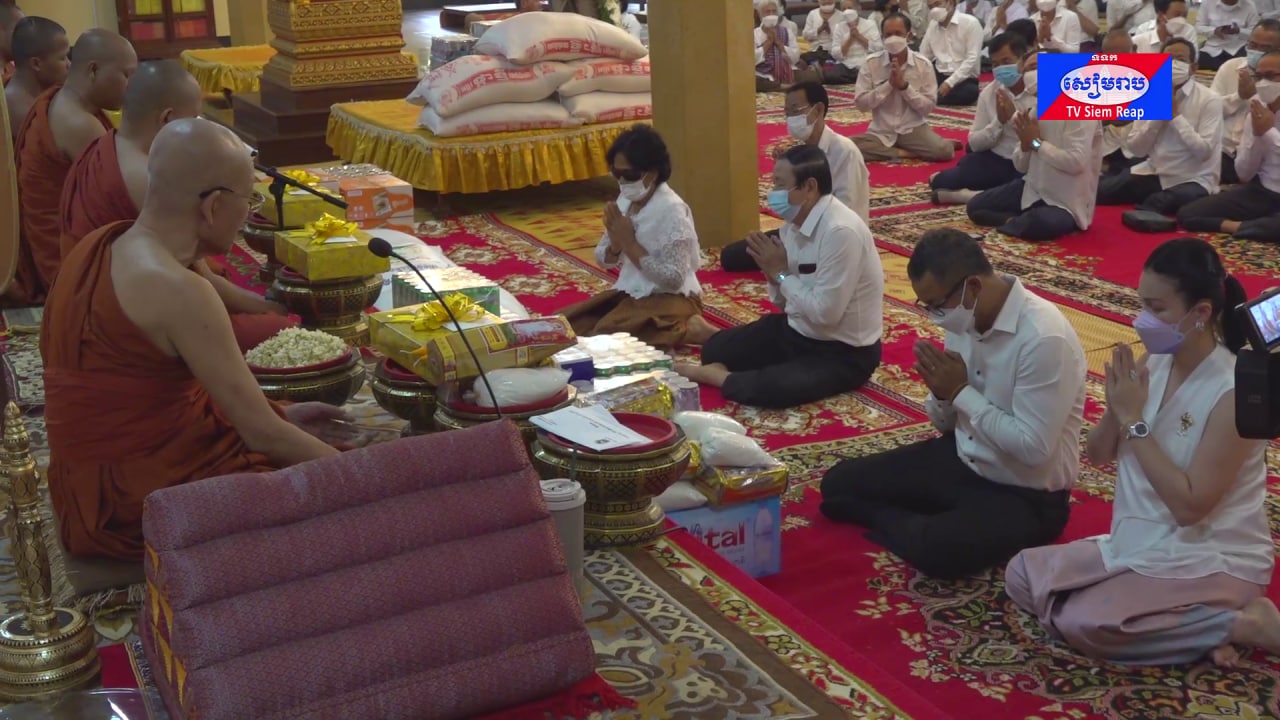 រដ្ឋបាលខេត្តសៀមរាប អញ្ជើញកាន់បិណ្ឌវេណទី២នៅវត្តរាជបូណ៌ និងវត្តកេសរារាម ក្នុងក្រុងសៀមរាប !