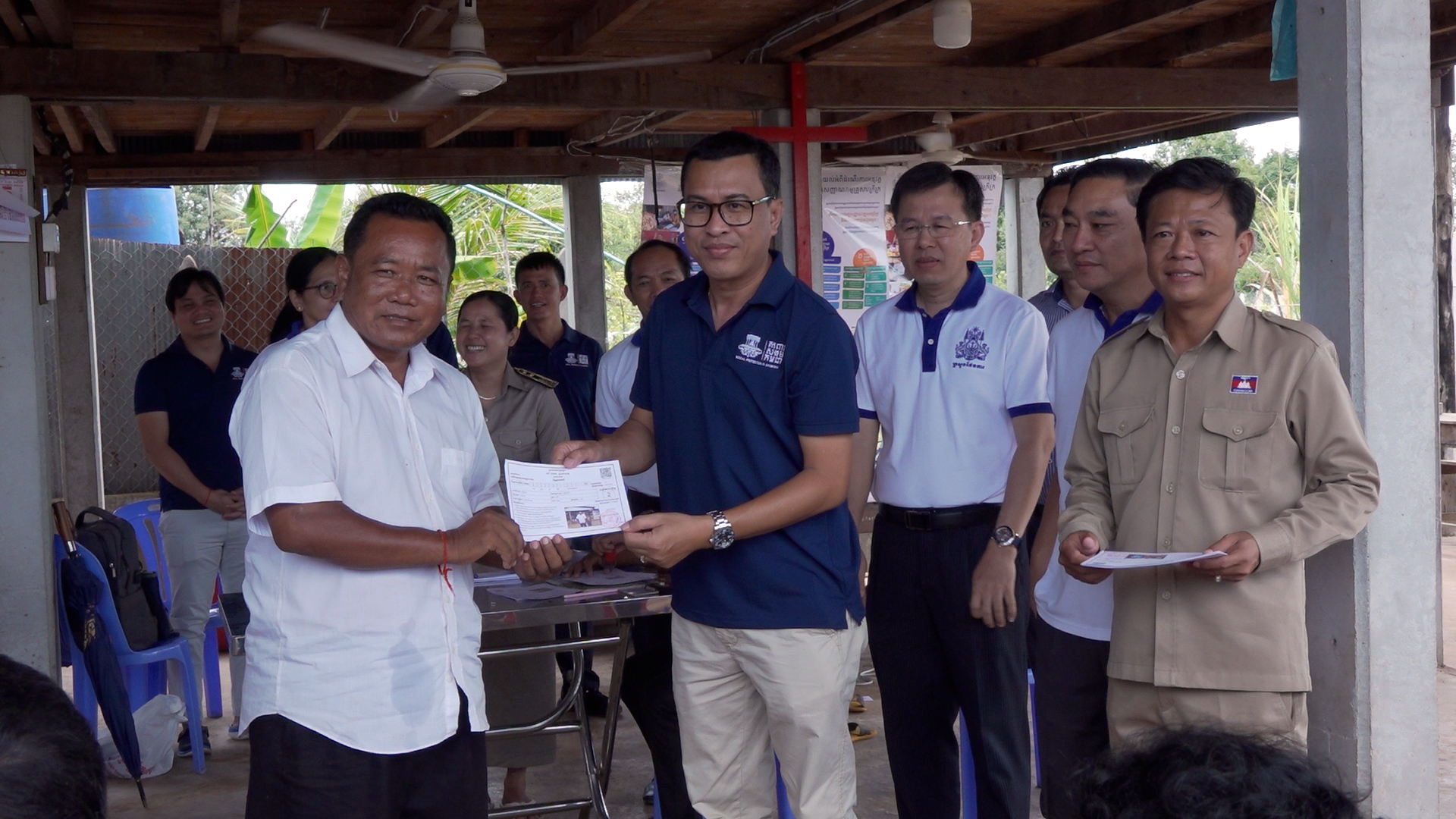 ពលរដ្ឋនៅភូមិរុនតាឯក បង្ហាញអារម្មណ៍រីករាយ ដែលបានទទួលបានប័ណ្ណសមធម៌ពីប្រមុខរាជរដ្ឋាភិបាលកម្ពុជា