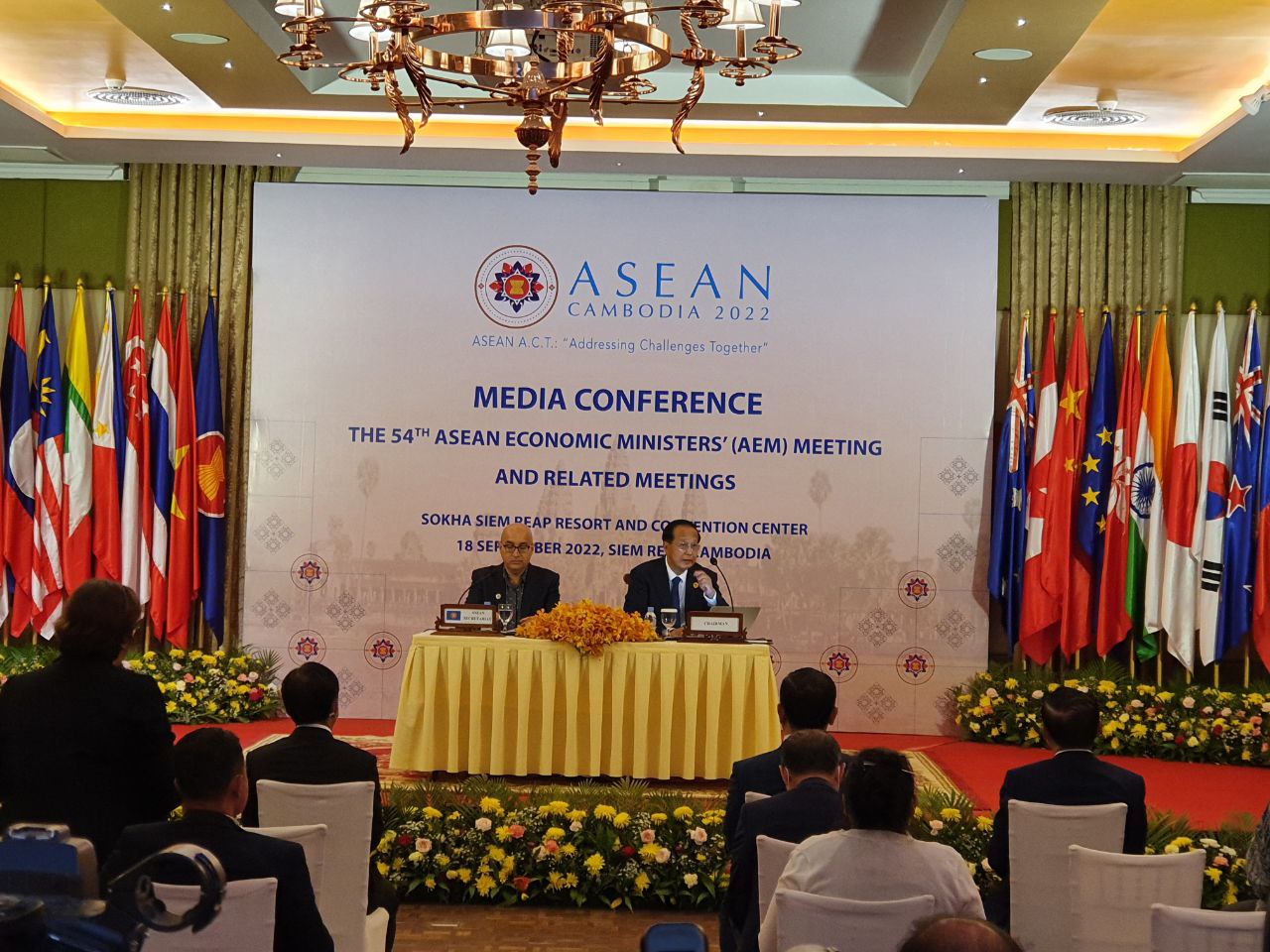 បណ្តារដ្ឋមន្ត្រីសេដ្ឋកិច្ចអាស៊ាន ប្តេជ្ញារួមគ្នាដោះស្រាយបញ្ហាប្រឈមនានា ដែលកំពុងកើតមាន !