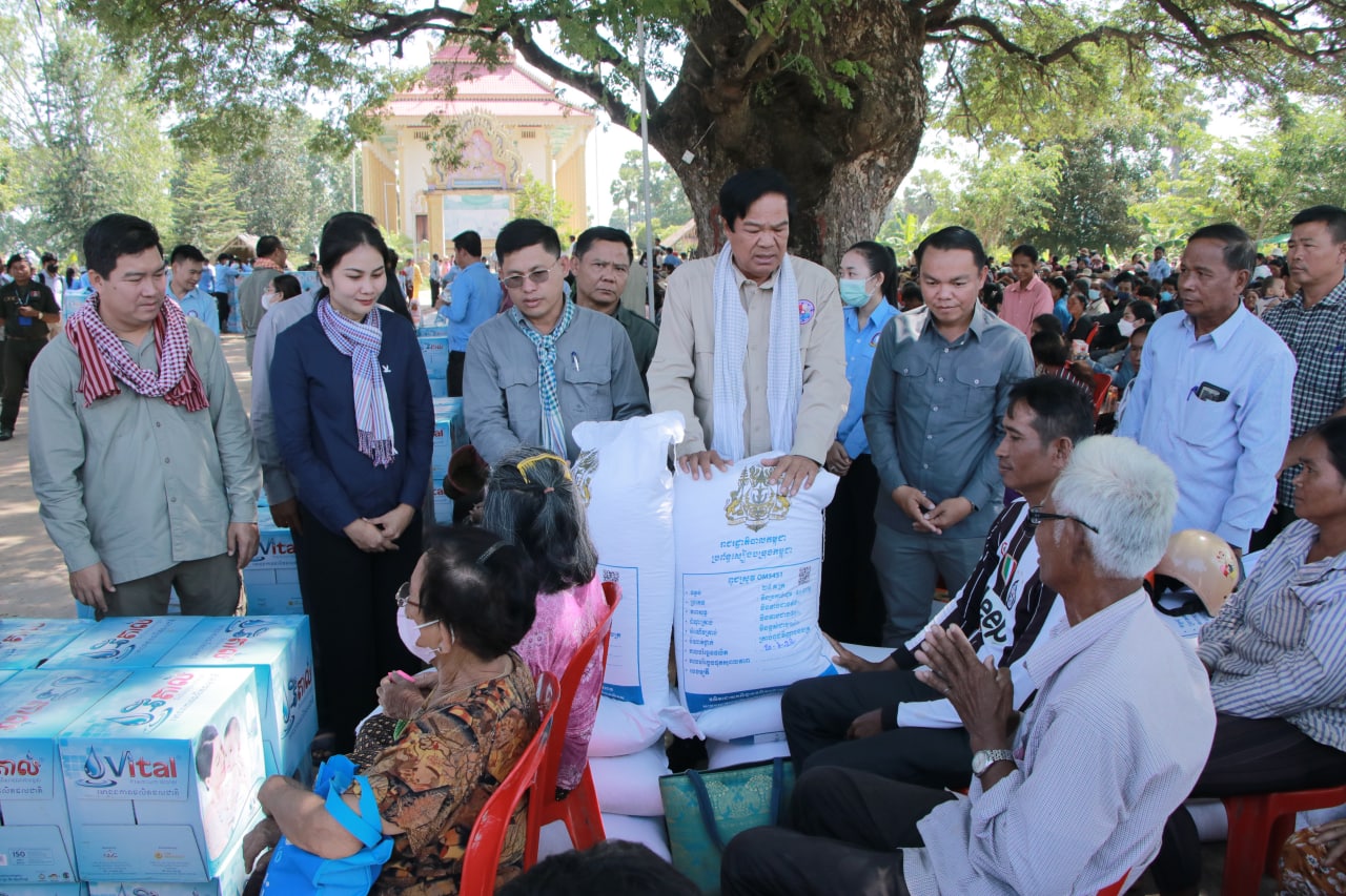 ប្រជាពលរដ្ឋ ដែលរងគ្រោះដោយសារជំនន់ទឹកភ្លៀងចំនួន៣,៤៥៤គ្រួសារ នៅក្នុងស្រុកក្រឡាញ់ និងស្រុកស្រីស្នំ ខេត្តសៀមរាប បានទទួលអំណោយពីរាជរដ្ឋាភិបាល