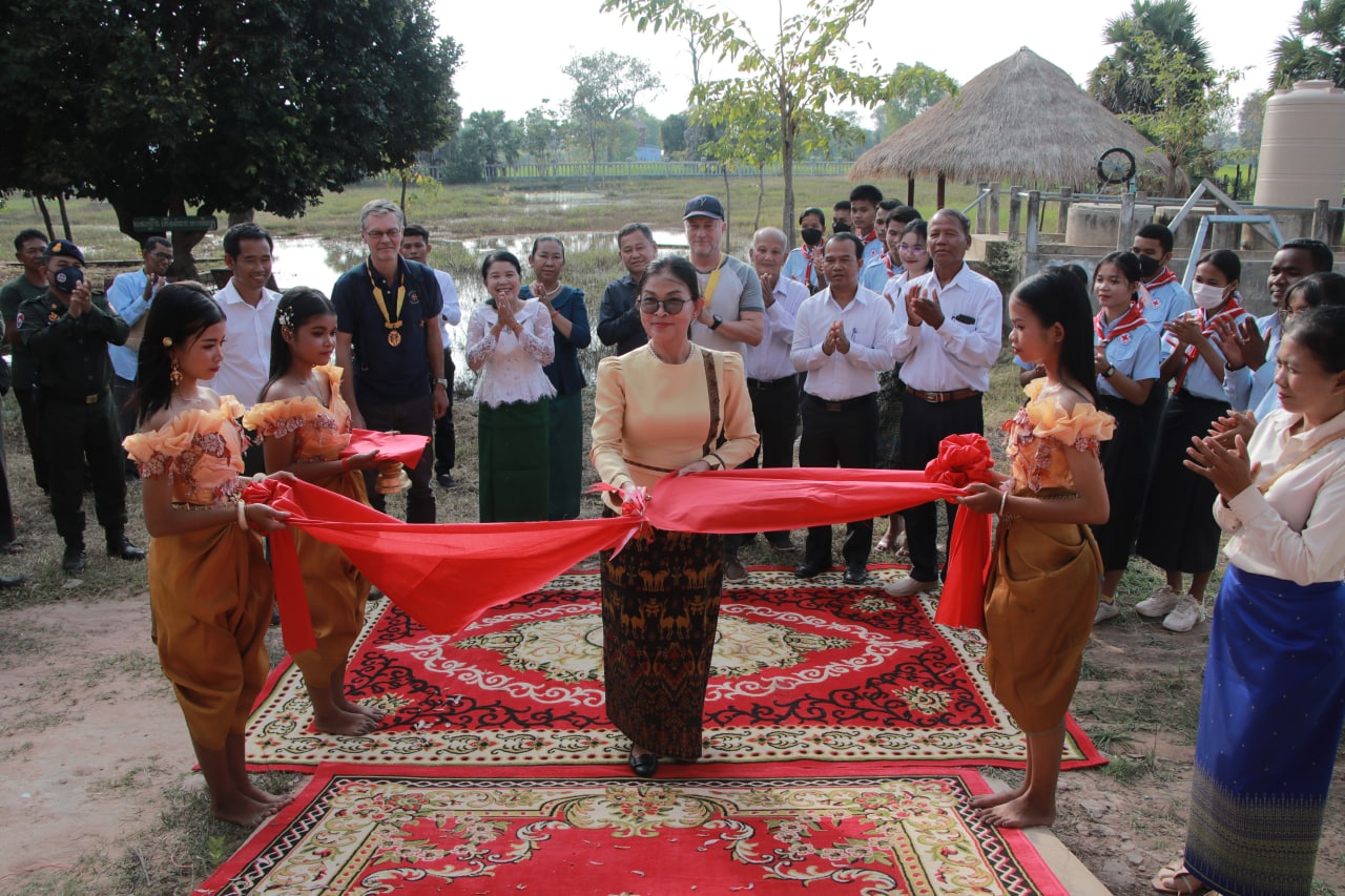 អនុវិទ្យាល័យធ្លក ស្រុកស្រីស្នំទទួលអគារសិក្សា១ខ្នង ពីអង្គការសម្រេចសុបិនកុមារកម្ពុជា