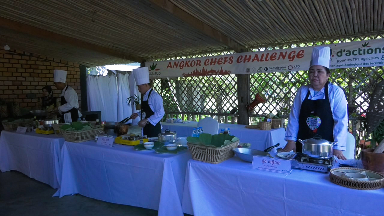 ការប្រកួតធ្វើម្ហូបដោយប្រើកសិផលដែលដាំដោយកសិករ នៅតាមជាយក្រុងសៀមរាប ជាមួយមុខម្ហូប «ទឹកគ្រឿងសៀមរាប»