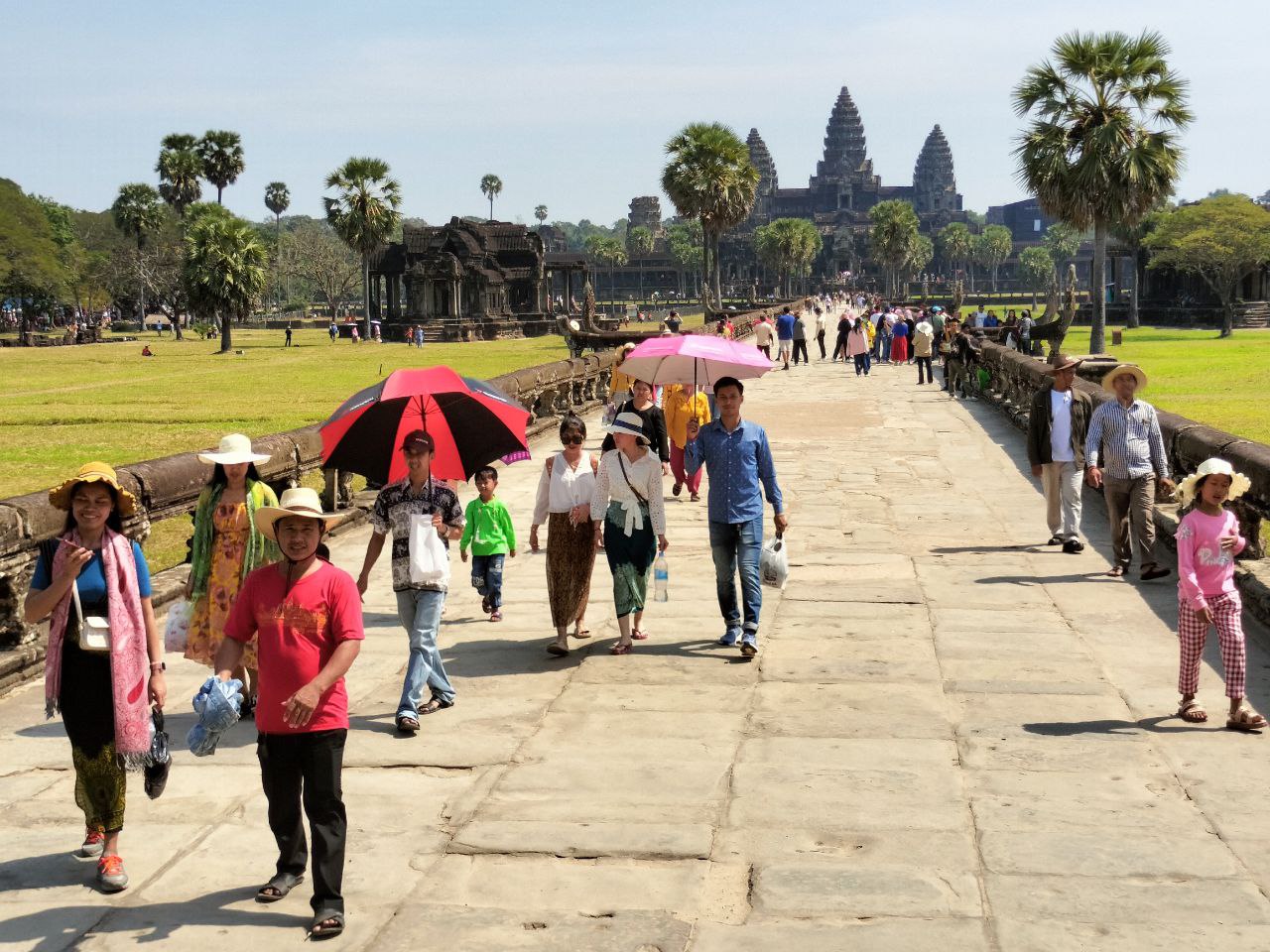 ថ្ងៃចូលឆ្នាំថ្មីប្រពៃណីចិនវៀតណាមពីរថ្ងៃ អ្នកទេសចរមកទស្សនានៅអង្គរវត្តជាង៧ម៉ឺននាក់ 