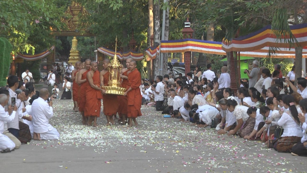 មនុស្សជាច្រើនពាន់នាក់ ចូលរួមដង្ហែរក្បួនអបអរពិធីបុណ្យមាឃបូជានៅក្រុងសៀមរាប