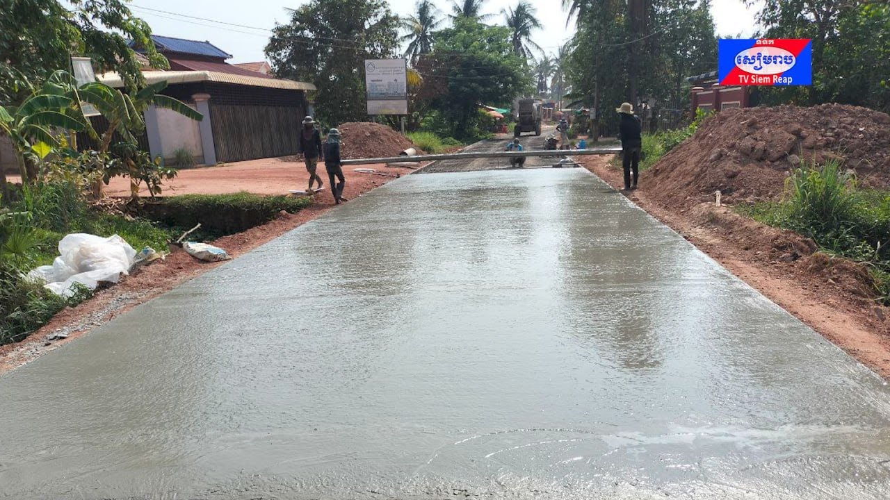 ពលរដ្ឋរស់នៅក្នុងស្រុកប្រាសាទបាគង ខេត្តសៀមរាប សម្ដែងការរីករាយក្រោយទទួលបានផ្លូវបេតុងថ្មីមួយខ្សែ ក្នុងមូលដ្ឋានរបស់ពួកគាត់