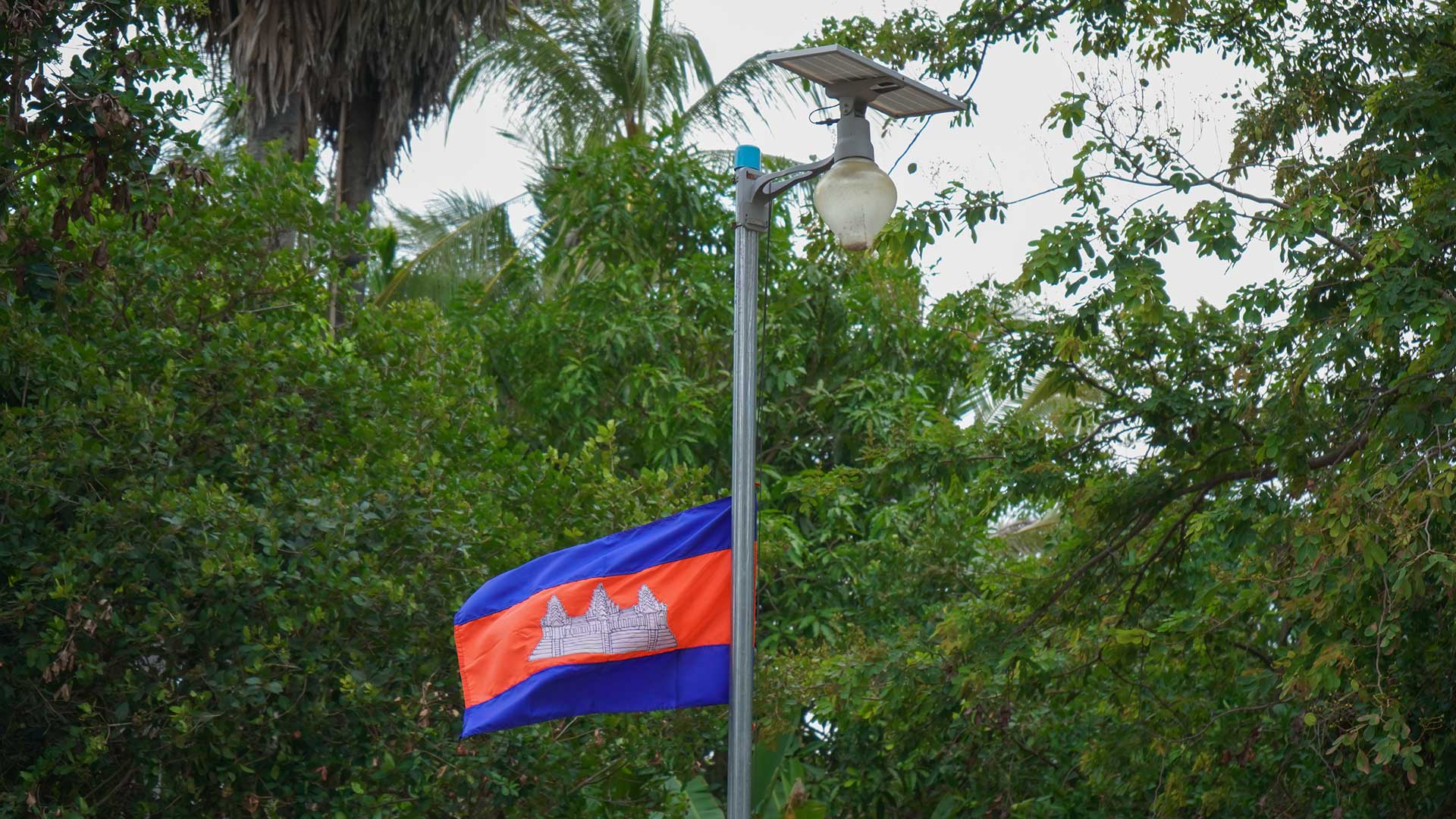 ក្រុមការងារថ្នាក់ជាតិ ដាក់អោយប្រើប្រាស់ផ្លូវការអំពូលសូឡា ក្នុងភូមិសាស្រ្តឃុំរុនតាឯក ស្រុកបន្ទាយស្រី