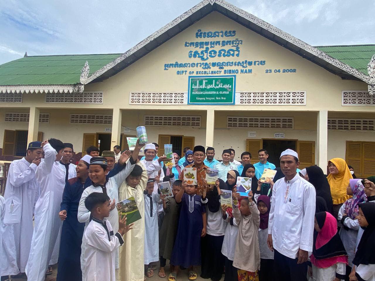 ថ្នាក់ដឹកនាំគណៈចលនាសាសនិកឥស្លាមខេត្តសៀមរាប នាំយកសម្ភារៈសិក្សាចែកជូនដល់លោកគ្រូអ្នកគ្រូ សិស្សានុសិស្សនៅសាលារៀនអាន់នៀនម៉ះ ក្នុងក្រុងសៀមរាប