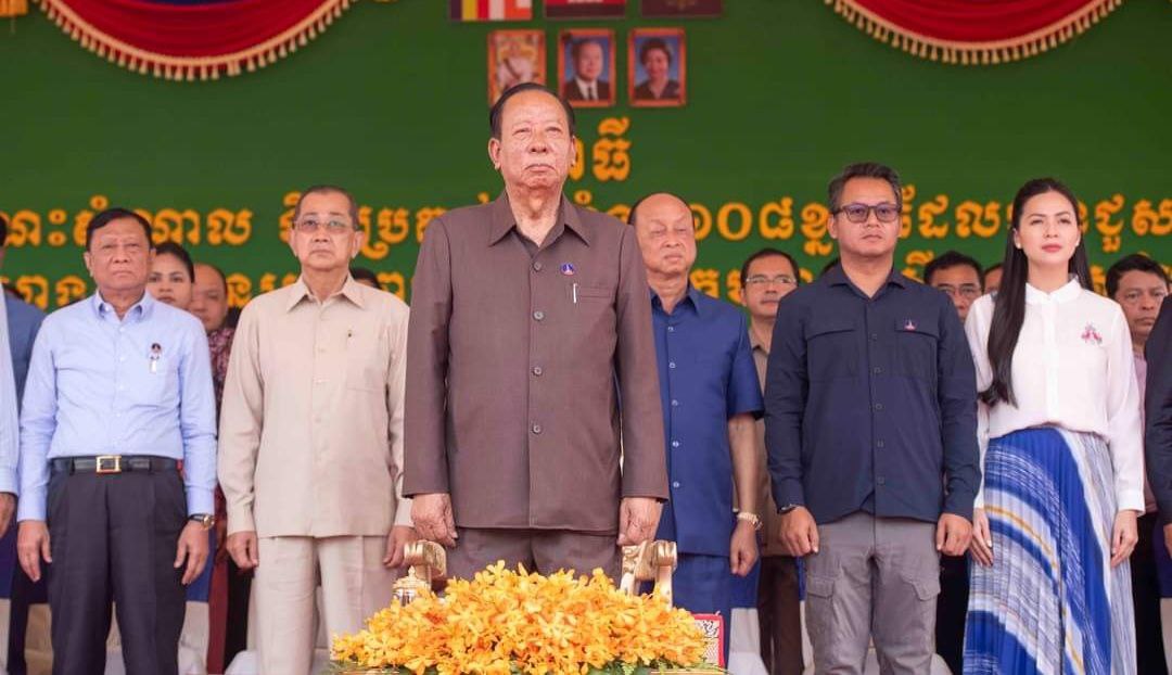 សម្តេចពិជ័យសេនា ទៀ បាញ់ អញ្ជើញចុះសួរសុខទុក្ខ និងសំណេះសំណាលជាមួយប្រជាពលរដ្ឌ និងបានប្រគល់ផ្ទះចំនួន ១០៨ខ្នង ជូនប្រជាពលរដ្ឌនៅស្រុកបន្ទាយស្រី