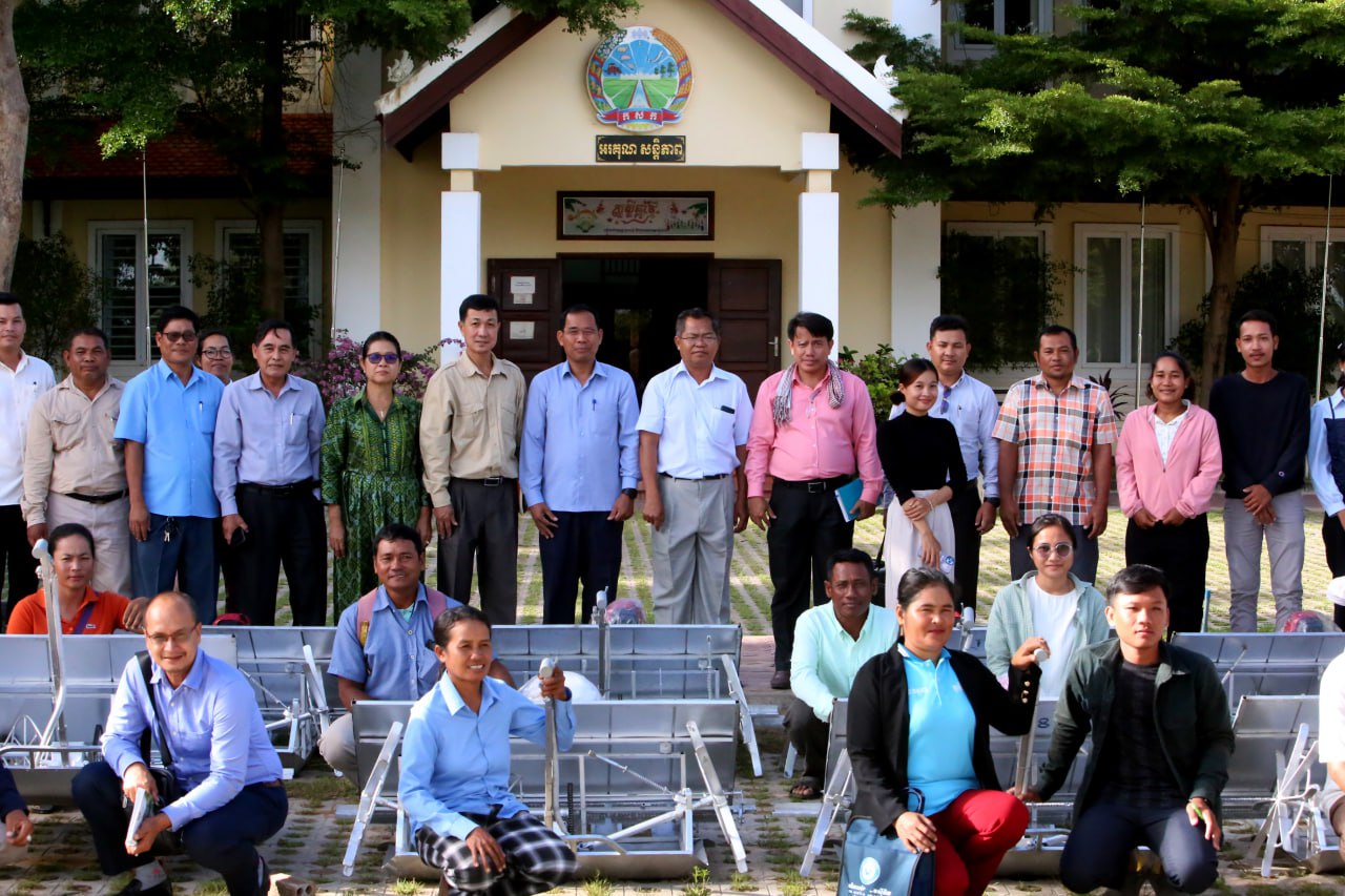 មន្ត្រីជាន់ខ្ពស់ក្រសួងកសិកម្ម នាំយកម៉ាស៊ីនស្ទូងស្រូវចំនួន ១០គ្រឿង និងដឹកនាំក្រុមនិស្សិតស្ម័គ្រចិត្ត ជំរុញការលើកកម្ពស់គុណភាពស្រូវ អង្ករក្នុងស្រុកគោលដៅនៃខេត្តសៀមរាប