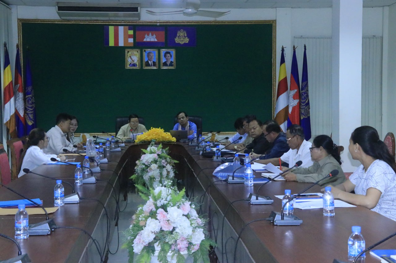 ឯកឧត្តម អ៊ាន ឃុន និងទីប្រឹក្សាក្រសួងមហាផ្ទៃ បើកកិច្ចប្រជុំស្តីពីការ ចុះចងក្រងករណីសិក្សាល្អៗ ក្នុងការដោះស្រាយបណ្តឹងរបស់ការិយាល័យប្រជាពលរដ្ឋខេត្ត