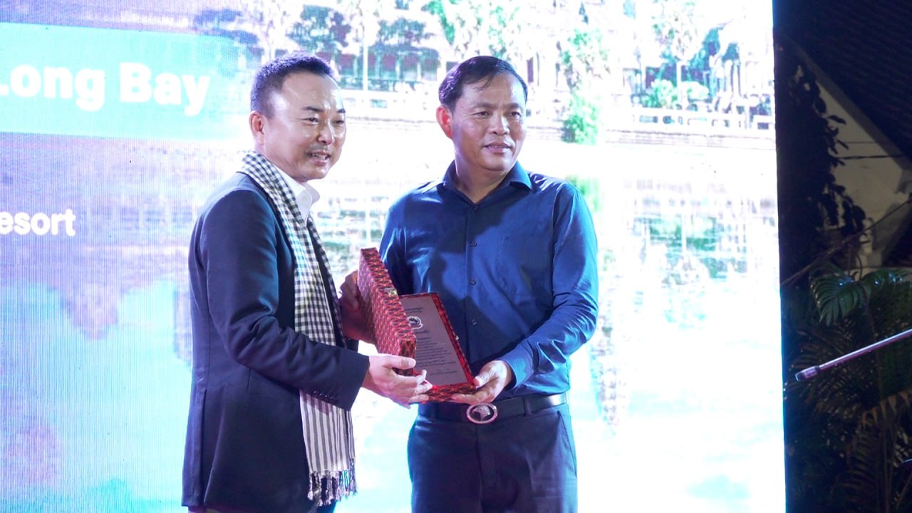 អាជ្ញាធរខេត្តសៀមរាប ស្វាគមន៍ចំពោះវត្តមានអ្នកទេសចរគ្រប់ជាតិសាសន៍ និងថ្លែងអំណរគុណក្រុមភ្ញៀវទេសចរកូរ៉េប្រមាណ ៤០០នាក់