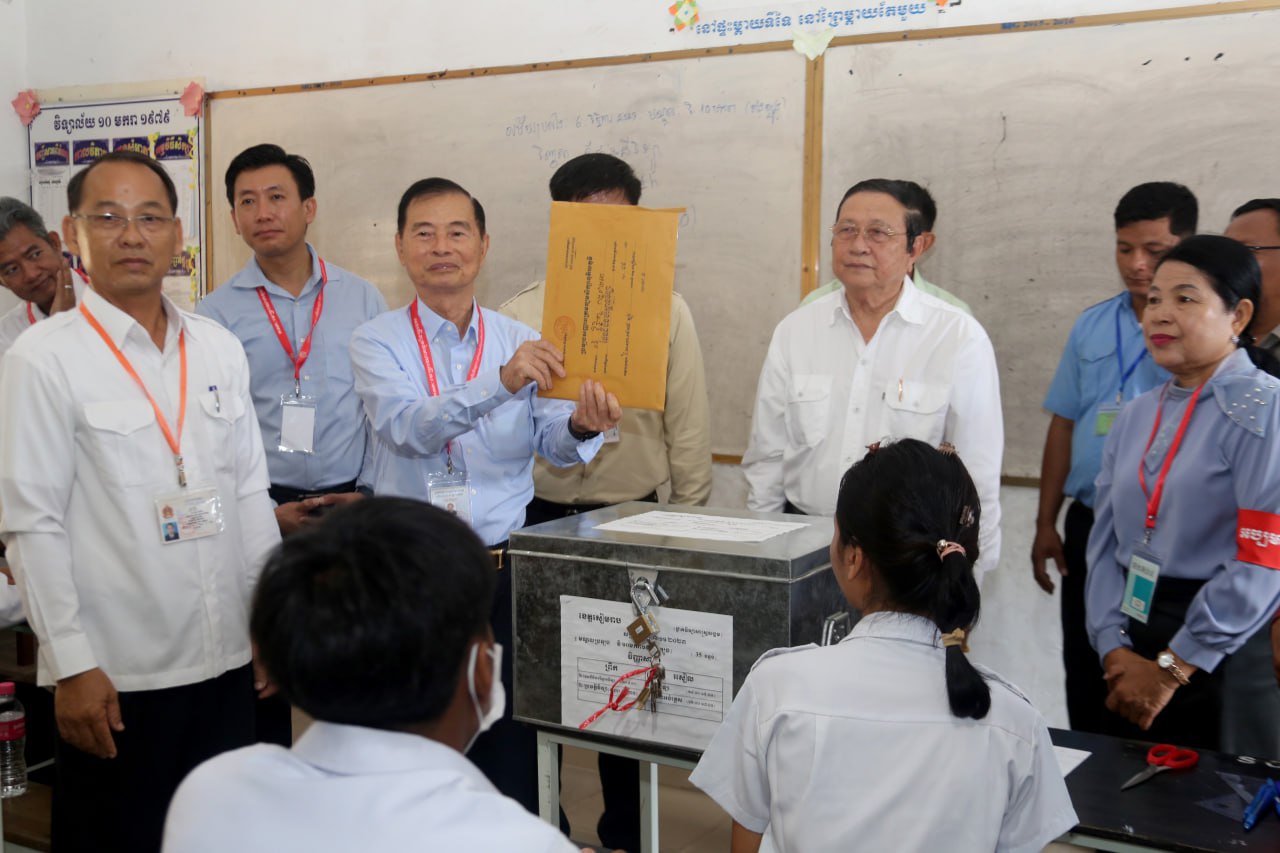 សមាជិកក្រុមប្រឹក្សាខេត្ត និងអភិបាលរងខេត្តសៀមរាប អញ្ជើញបើកវិញ្ញាសារ និងលើកទឹកចិត្តដល់បេក្ខជនប្រឡងសញ្ញាបត្រមធ្យមសិក្សាទុតិយភូមិ នៅតាមមណ្ឌលប្រឡងទាំង១៦ក្នុងក្រុងសៀមរាប