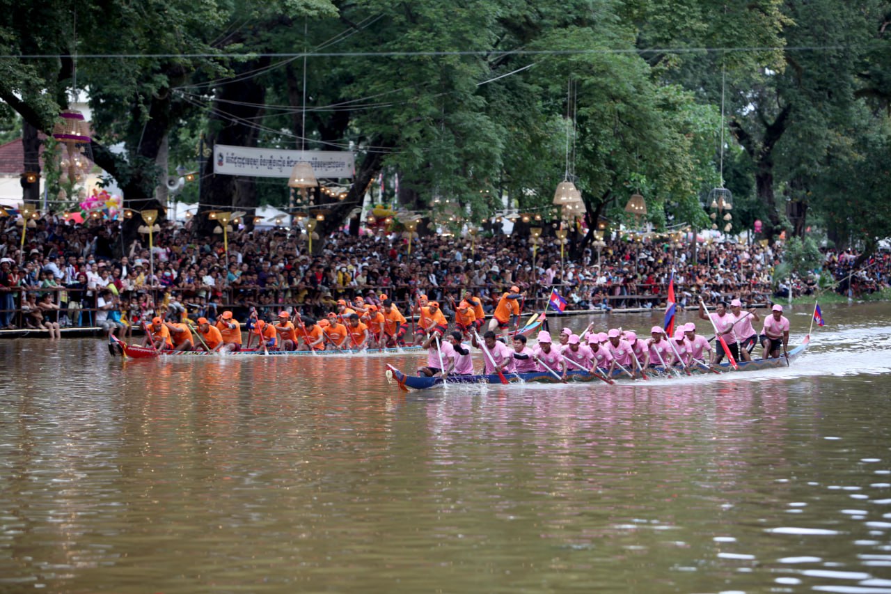 អបអរសាទរព្រះរាជពិធីបុណ្យអុំទូក បណ្តែតប្រទីប និងសំពះព្រះខែ អកអំបុក នៅខេត្តសៀមរាប