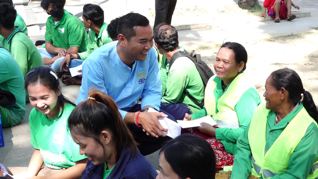 អភិបាលខេត្តសៀមរាប ផ្ដល់អំណោយលើកទឹកចិត្តក្រុមអ្នកអនាម័យក្រោយបានចូលរួមយ៉ាងសកម្មភាពក្នុងការថែរក្សាអនាម័យក្នុងក្រុងកន្លងមក