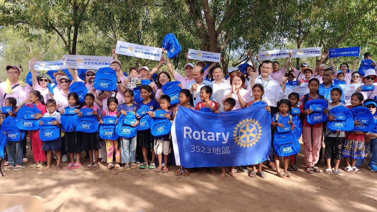 សិស្សានុសិស្សជាង៣រយនាក់ ក្នុងស្រុកប្រាសាទបាគង ខេត្ដសៀមរាប ទទួលបានសម្ភារៈសិក្សាពីសប្បុរសជននៃប្រទេសចិន