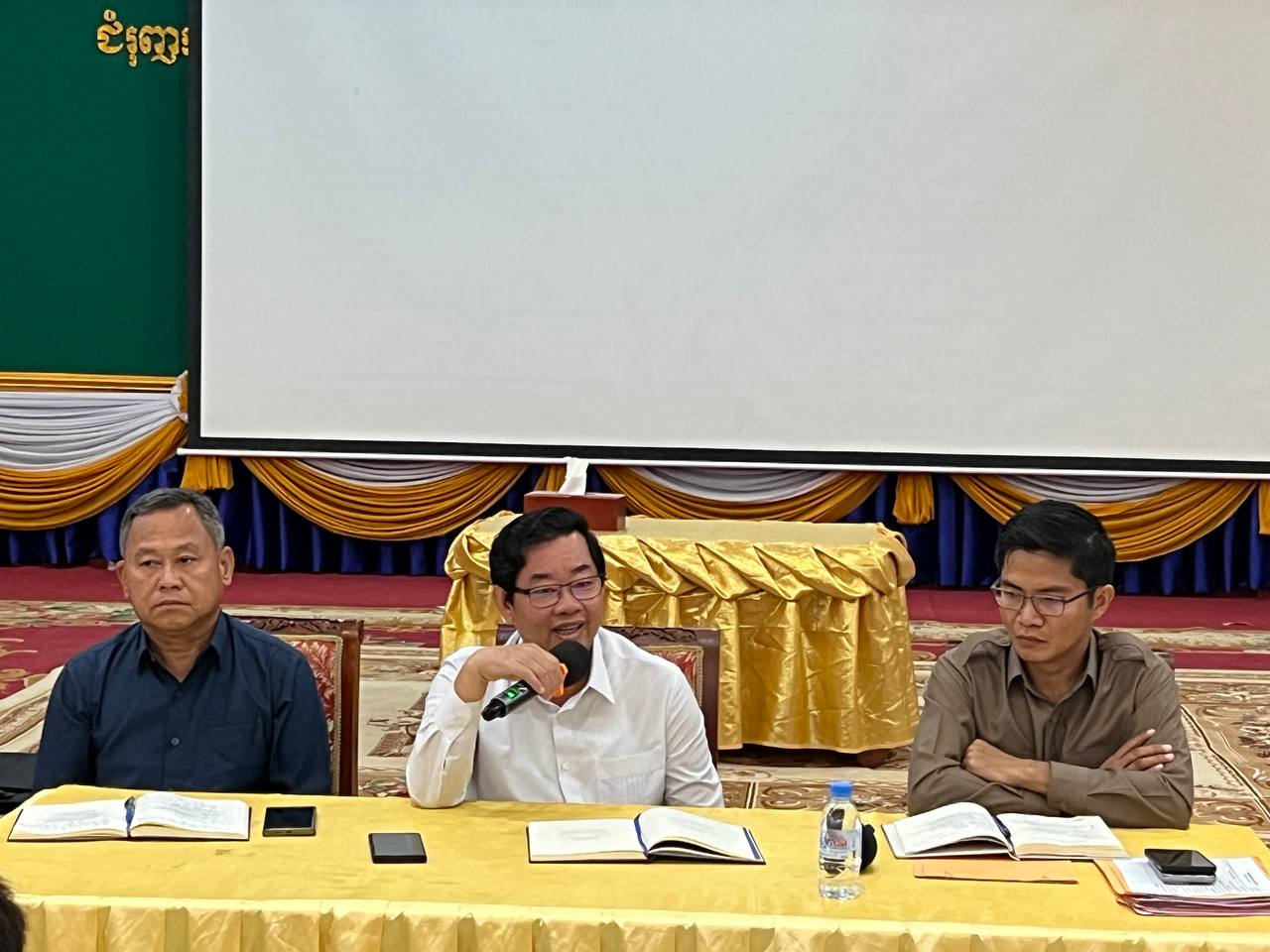 អាជ្ញាធរខេត្តសៀមរាប ជួបពិភាក្សាជាមួយតំណាងក្រុមហ៊ុន និងបងប្អូនដឹកអ្នកដំណើរ ជុំវិញបញ្ហាថ្លែសេវាដឹកភ្ញៀវចូលអាកាសយានដ្ឋានអន្តរជាតិសៀមរាប-អង្គរ