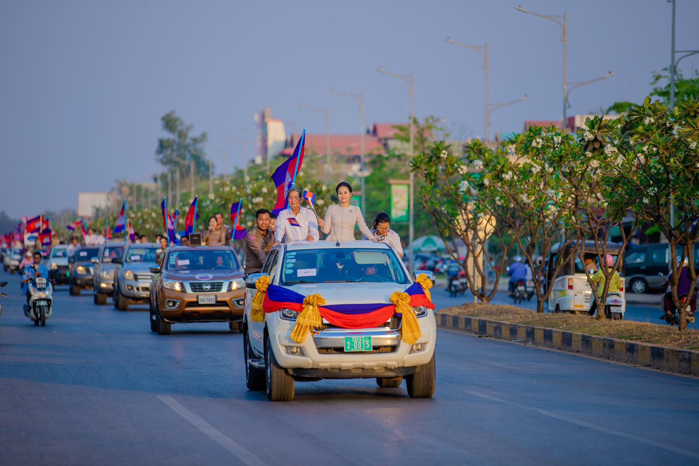 អាជ្ញាធរនិងប្រជាពលរដ្ឋខេត្តសៀមរាប ធ្វើការដង្ហែក្បួនអបអរសាទរដល់សាលារៀន និងមណ្ឌលសុខភាពចំនួន៤ របស់ខេត្ត ដែលទទួលបានជ័យលាភីជាអង្គភាពផ្តល់សេវាសាធារណៈគំរូប្រចាំឆ្នាំ២០២៣