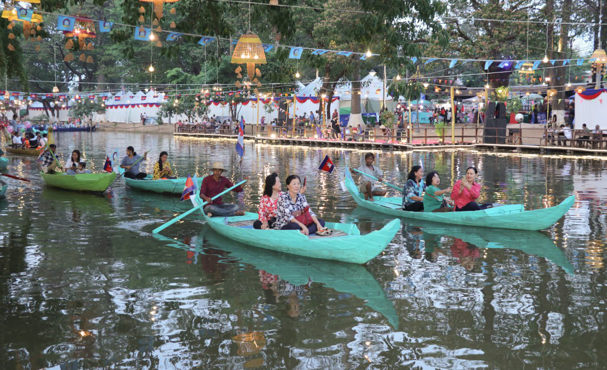 អ្នកទេសចរបង្ហាញការរីករាយចំពោះការរៀបចំព្រឹត្ដិការណ៍បុណ្យទន្លេលើកទី៨ នៅខេត្ដសៀមរាប