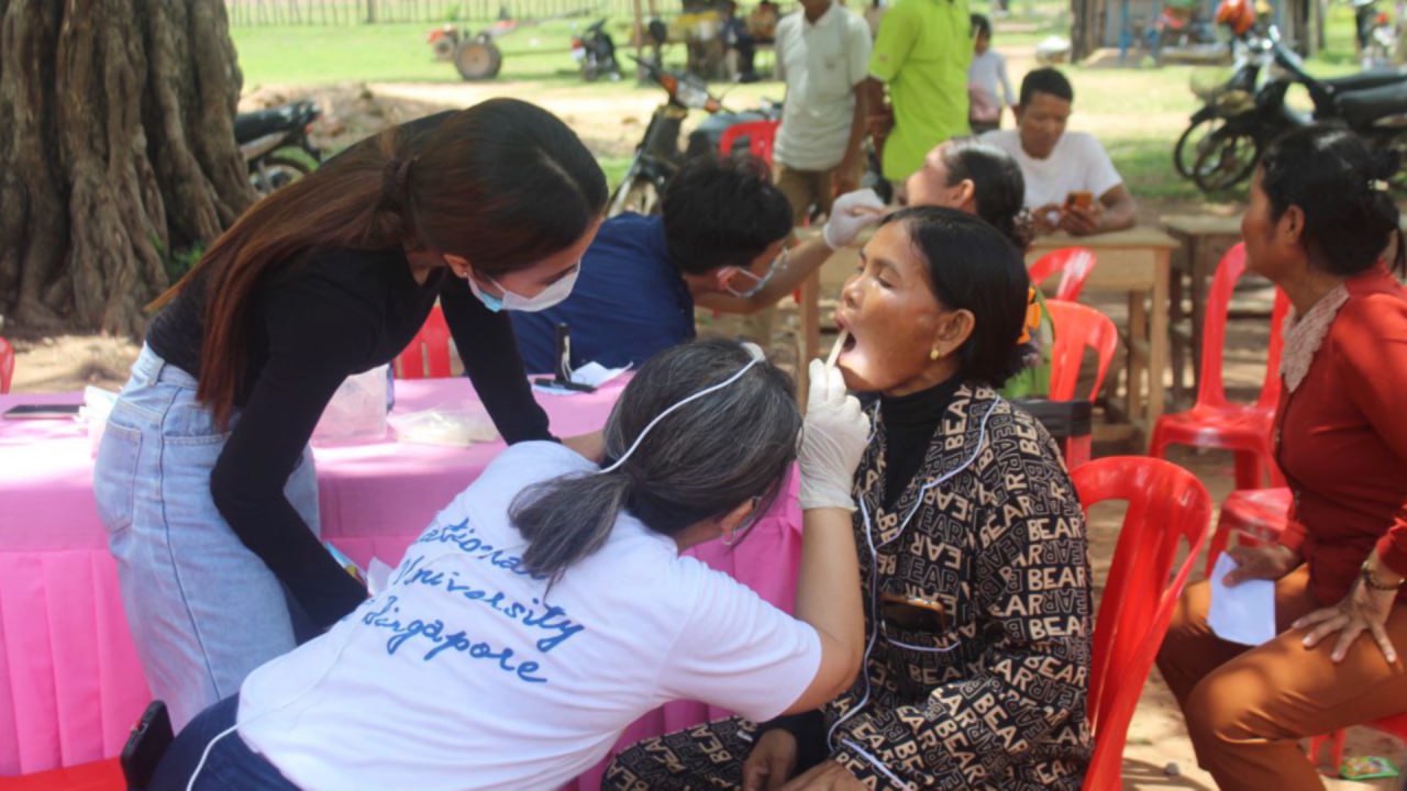 ទន្តពេទ្យកម្ពុជាសហការជាមួយក្រុមគ្រូពេទ្យស្ម័ក្រចិត្តប្រទេសសឹង្ហបុរី ចុះពិនិត្យ និងព្យាបាលជំងឺមាត់ធ្មេញ ជូនពលរដ្ឋឥតគិថ្លៃរយៈពេល៤ថ្ងៃ នៅសាលាបឋមសិក្សាឈូករង្សី ស្រុកក្រឡាញ់