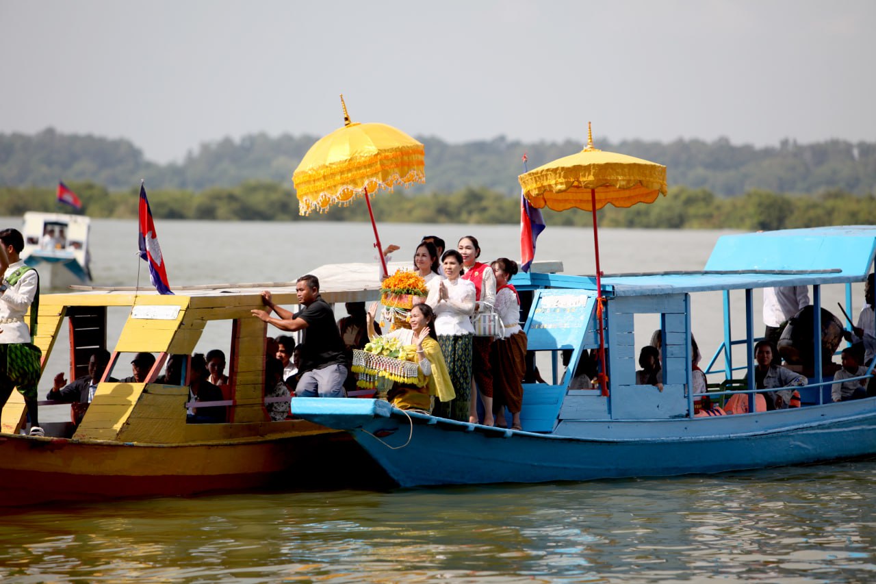 វត្តស្វាយរមៀត បន្តរៀបចំការដង្ហែអង្គកឋិនទាននៅលើផ្ទៃទឹកបារាយណ៍ ដើម្បីជាការឧទ្ទិសបុណ្យកុសលជូនព្រះម៉ែគង្គា និងព្រះម៉ែធរណី