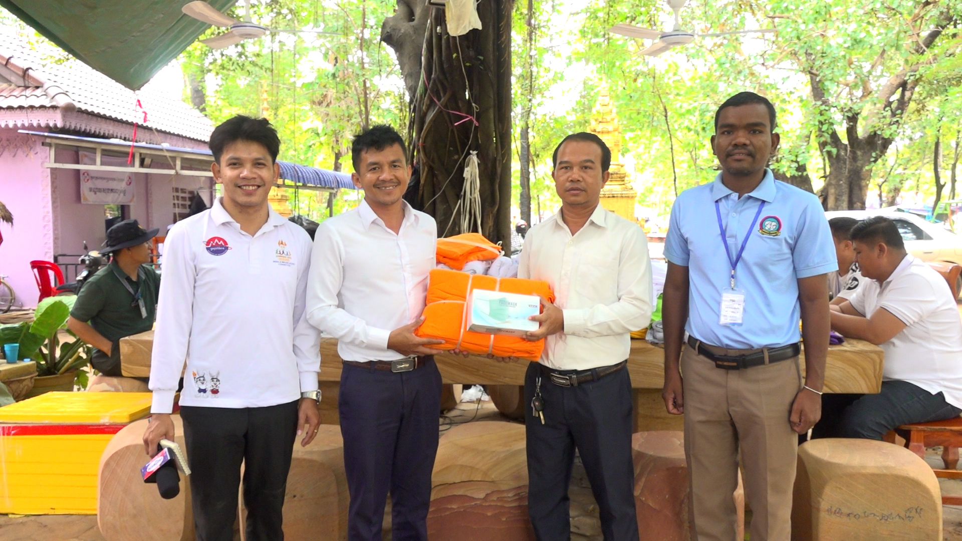 ថ្នាក់ដឹកនាំមន្ទីរព័ត៌មានខេត្តសៀមរាប នាំយកអំណោយរបស់ ឯកឧត្តម នេត្រ ភក្ត្រា ចែកជូនដល់បងប្អូនភៀសសឹកក្នុងសង្កាត់គោកចក ក្រុងសៀមរាប