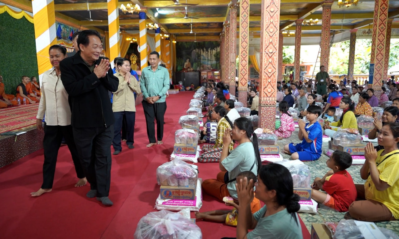 ជនភៀសសឹក២០៥គ្រួសារ នៅវត្តព្រះដាក់ ស្រុកបន្ទាយស្រី ទទួលបានអំណោយពី ឯកឧត្តម បណ្ឌិត ម៉ុង ឬទ្ធី