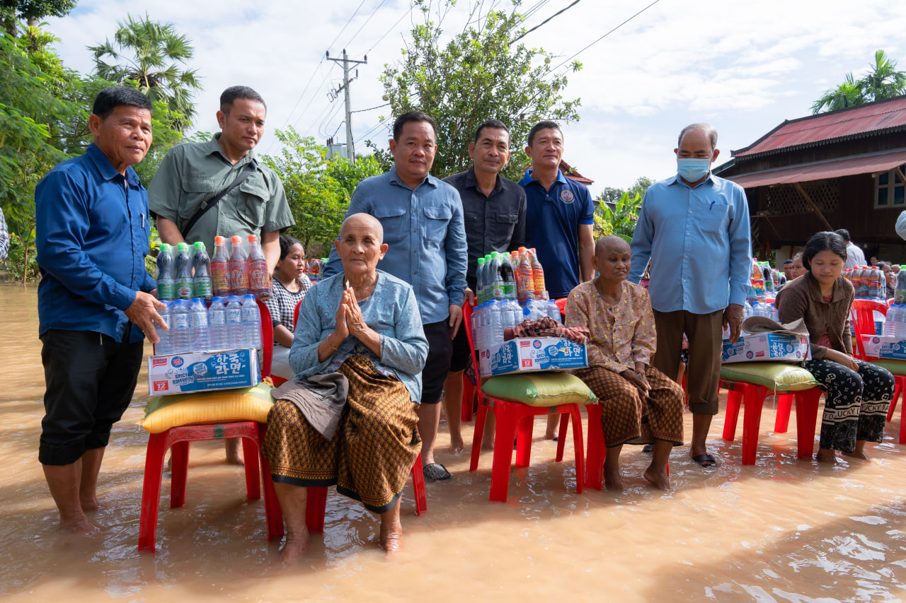 ប្រជាពលរដ្ឋរងផលប៉ះពាល់ដោយទឹកជំនន់ទឹកភ្លៀង ក្នុងស្រុកបន្ទាយស្រី ទទួលបានអំណោយពី ឯកឧត្តម ឧបនាយករដ្ឋមន្ត្រី ទៀ សីហា