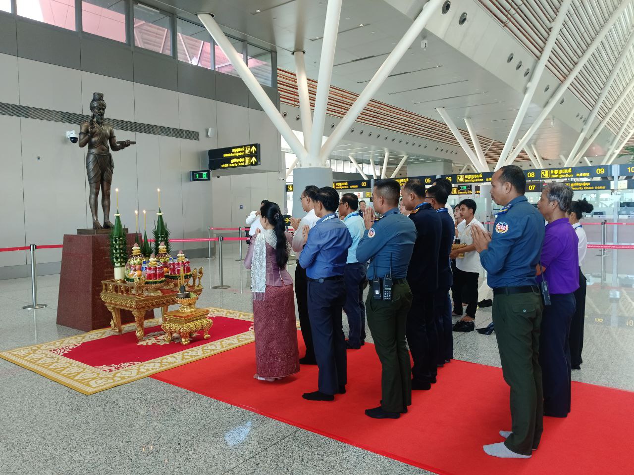 សម្ពោធរូបសំណាក ព្រះរាជគ្រូទិវាករបណ្ឌិត និង លោក ជីវតាក្វាន់ ត្រូវបានដាក់តាំងបង្ហាញនៅអាកាសយានដ្ឋានអន្តរជាតិសៀមរាបអង្គរ