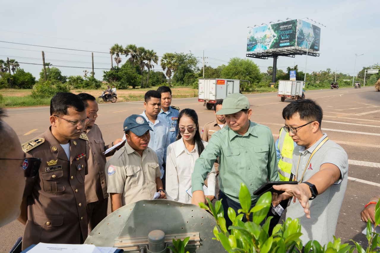 អាជ្ញាធរខេត្តសៀមរាប ចុះពិនិត្យទីតាំងបំពាក់ផ្លាកសញ្ញា និងភ្លើងពញ្ញាក់ស្មារតីបន្ថែម នៅតាមបណ្ដោយផ្លូវទៅអាកាសយានដ្ឋានអន្តរជាតិសៀមរាបអង្គរ