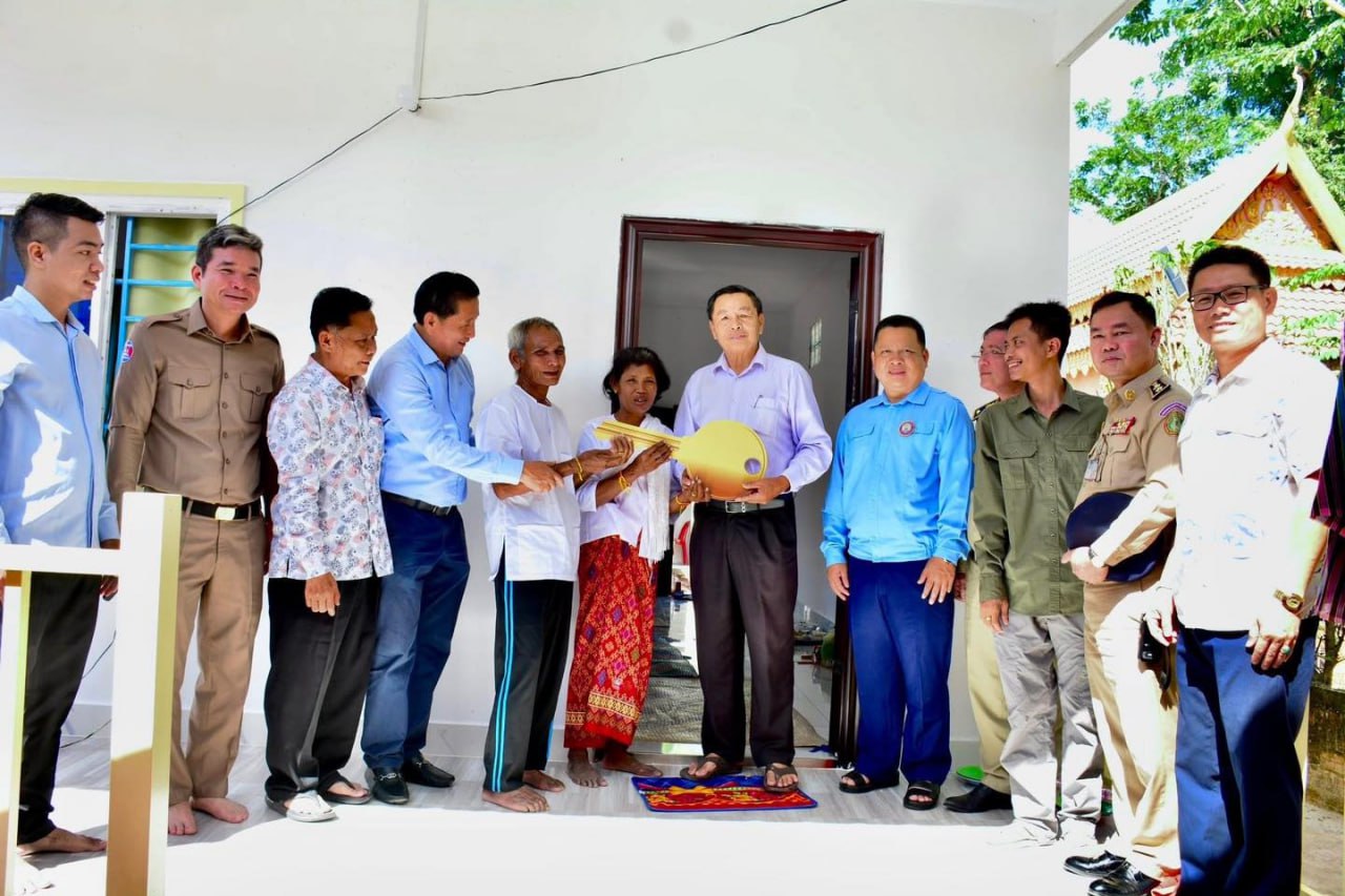 អ្នកឧកញ៉ាបណ្ឌិត សៀង ណាំ អញ្ជើញប្រគល់ផ្ទះមួយខ្នងជូនក្រុមគ្រួសារវីរជនពលី នៅស្រុកពួក ខេត្តសៀមរាប