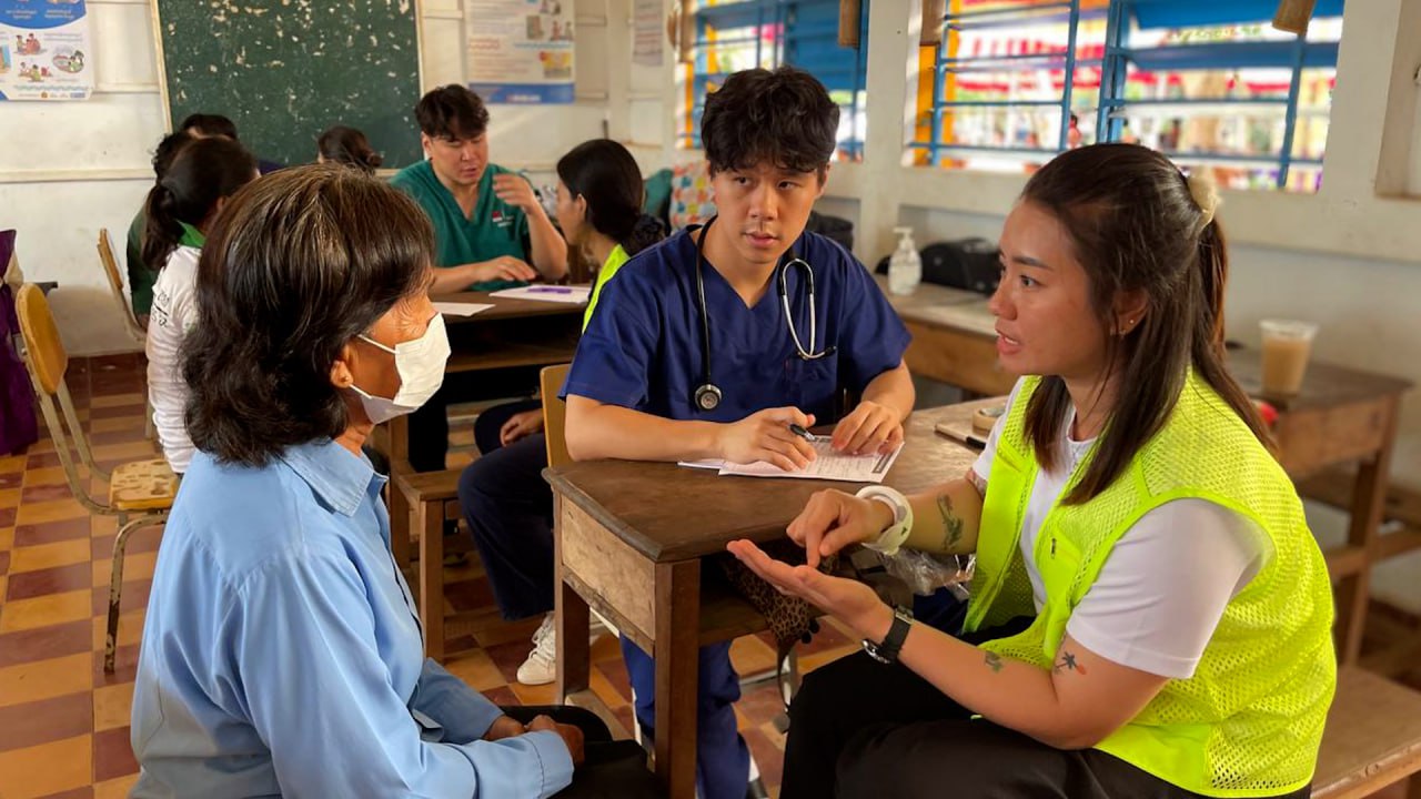 ក្រុមគ្រូពេទ្យស្ម័គ្រចិត្តមកពីប្រទេសអូស្រ្តាលី ចុះពិនិត្យព្យាបាលជំងឺបឋម ដោយឥតគិតថ្លៃជូនពលរដ្ឋនៅក្នុងមូលដ្ឋានស្រុកស្រីស្នំ