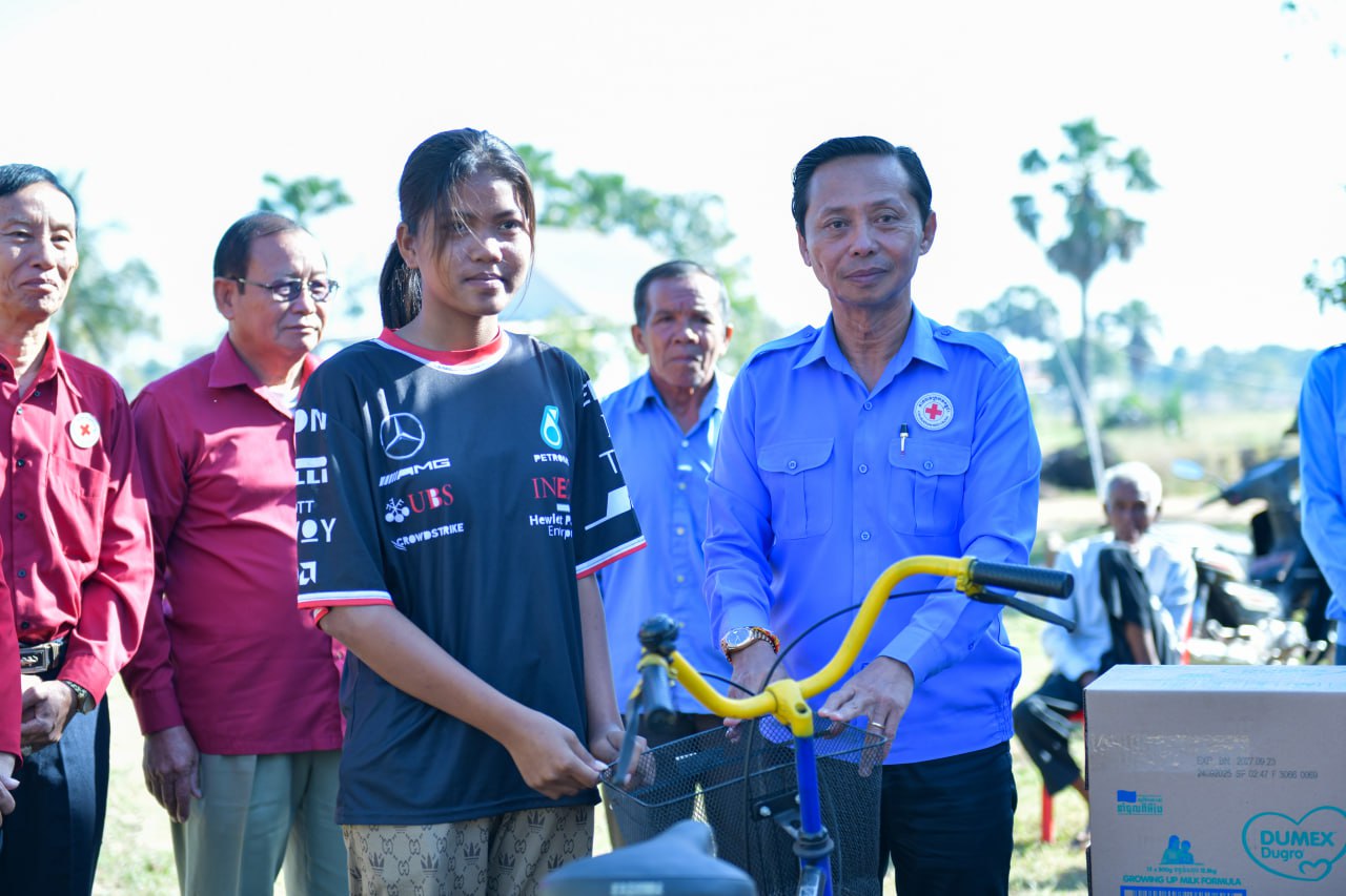 សាខាកាកបាទក្រហមកម្ពុជា ខេត្តសៀមរាប នាំយកអំណោយផ្ដល់ជូនក្រុមគ្រួសារយុទ្ធជនពលី នៅស្រុកប្រាសាទបាគង