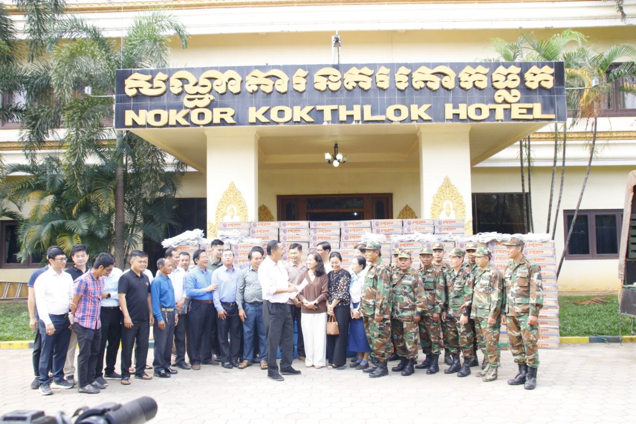 តំណាងរាស្ត្រមណ្ឌលសៀមរាប និងសប្បុរសជន ផ្ដល់គ្រឿងឧបភោគបរិភោគជូនដល់កងទ័ពអង្គភាពវរៈសេនាតូច ៤៤១ ទិសមុខនៃតំបន់ប្រតិបត្តិការសឹករងសៀមរាប