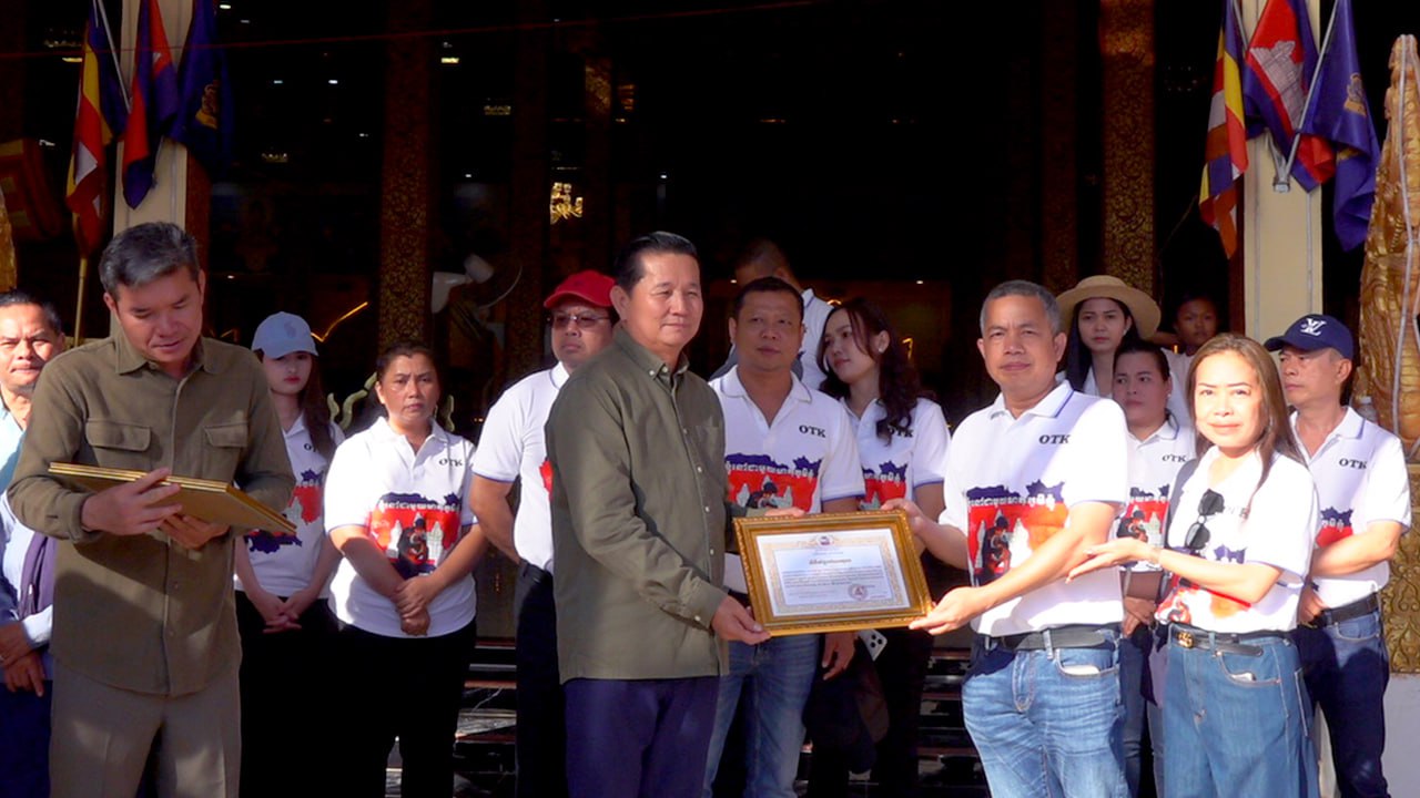 បងប្អូនជនភៀសសឹក ៥៩២ គ្រួសារ ដែលកំពុងស្នាក់នៅក្នុងស្រុកពួក បានទទួលអំណោយមនុស្សធម៌ពីសប្បុរសជន