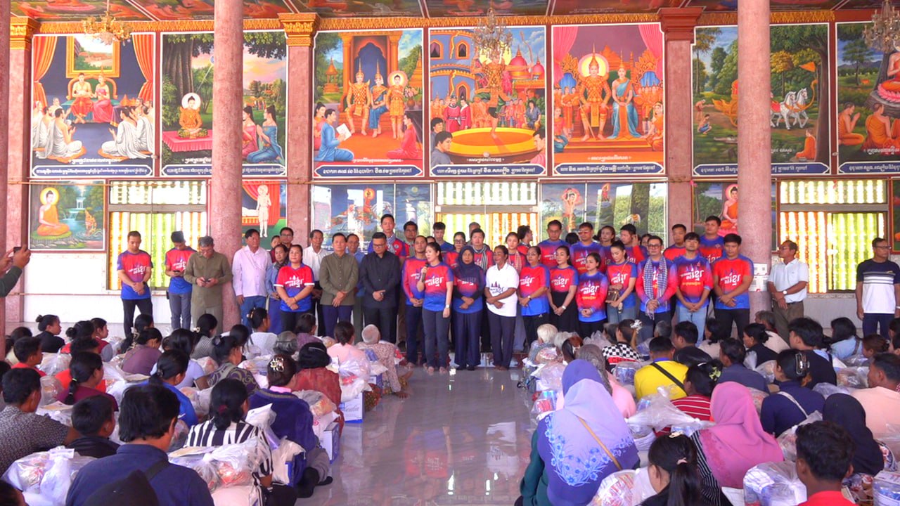 អំណោយដ៏ថ្លៃថ្លារបស់សម្ដេចធិបតី ហ៊ុន ម៉ាណែត និង លោកជំទាវបណ្ឌិត ត្រូវបានក្រុមការងារយកផ្ដល់ជូនដល់បងប្អូនជនភៀសសឹកក្នុងស្រុកពួក