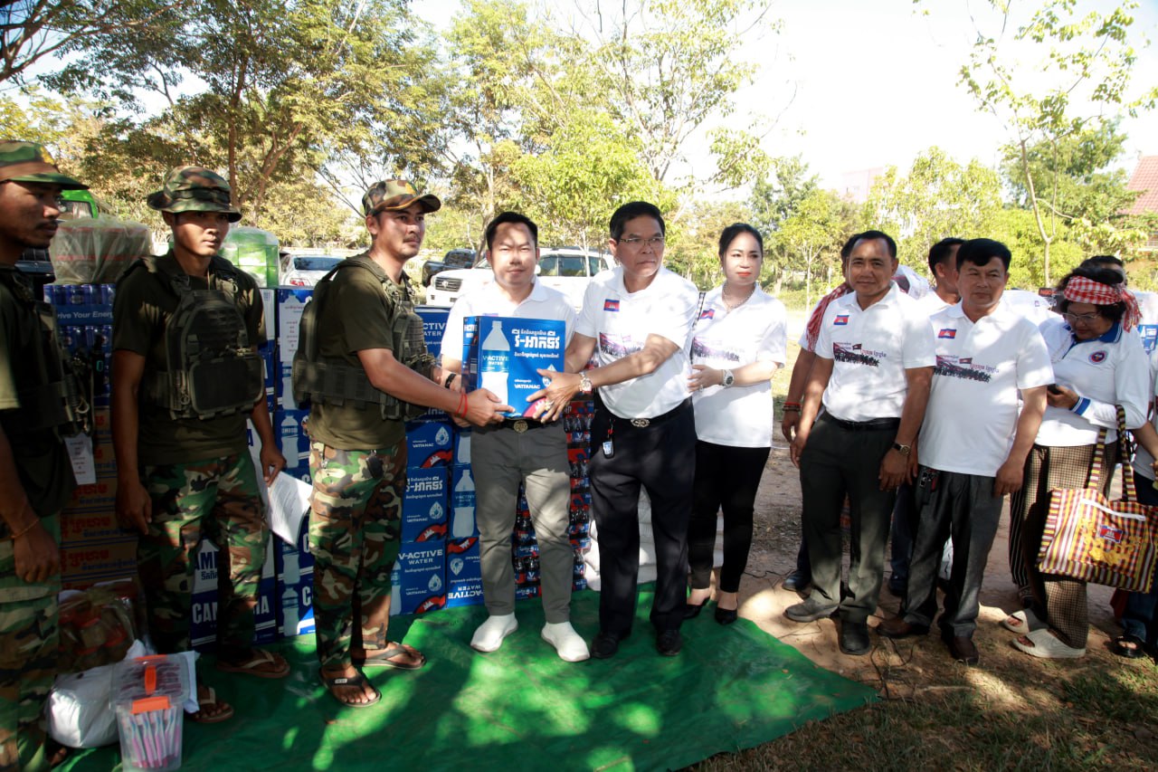 អង្គភាពទ័ពជួរមុខ និងបងប្អូនភៀសសឹកក្នុងខេត្តសៀមរាប ទទួលបានអំណោយជាស្បៀងអាហារពីសប្បុរសជន