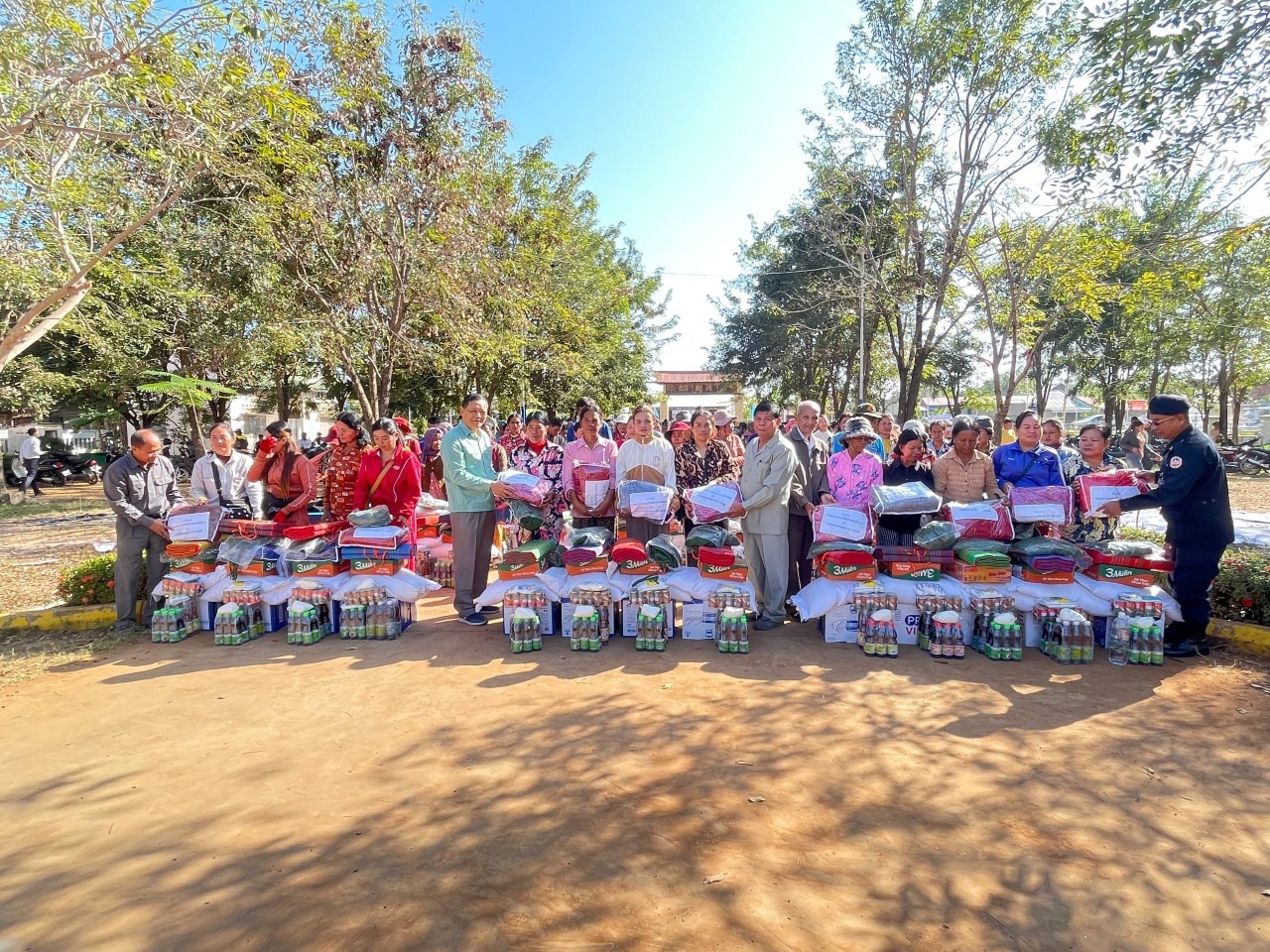 គ្រួសារកងទ័ព ៣១៤គ្រួសារ ស្នាក់នៅក្នុងស្រុកស្រីស្នំ បានទទួលអំណោយពីសម្ដេចធិបតី ហ៊ុន ម៉ាណែត និង លោកជំទាវបណ្ឌិត