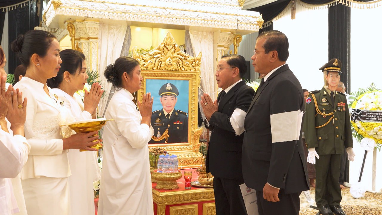 ថ្នាក់ដឹកនាំខេត្តសៀមរាប ចូលគោរពវិញ្ញាណក្ខន្ធសព លោកវីរៈសេនីយ៍ឯក ប៉ក់ ឡា នាយសេនាធិការរង យោធភូមិភាគទី៤