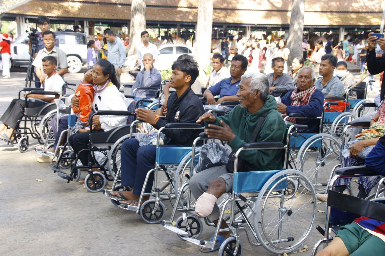 ជនភៀសសឹកមានពិការភាពស្នាក់នៅក្នុងខេត្តសៀមរាប ទទួលបានរទេះរុញពី សម្តេចធិបតី ហ៊ុន ម៉ាណែត និងលោកជំទាវបណ្ឌិត