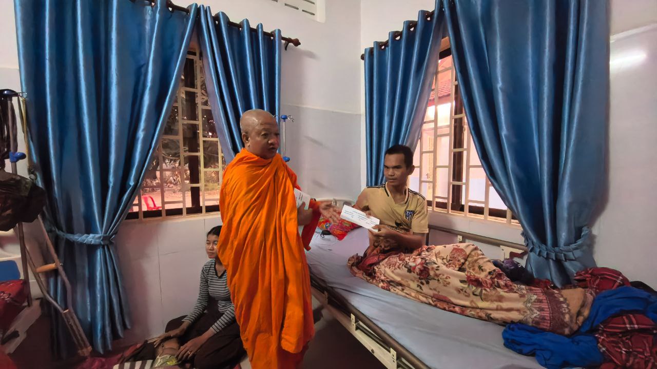 ប្រតិភូមន្ត្រីសង្ឃនិមន្តសួរសុខទុក្ខ និងនាំយកអំណោយសប្បុរសធម៌ជូនវីរកងទ័ព នៅមន្ទីរពេទ្យយោធភូមិភាគទី៤